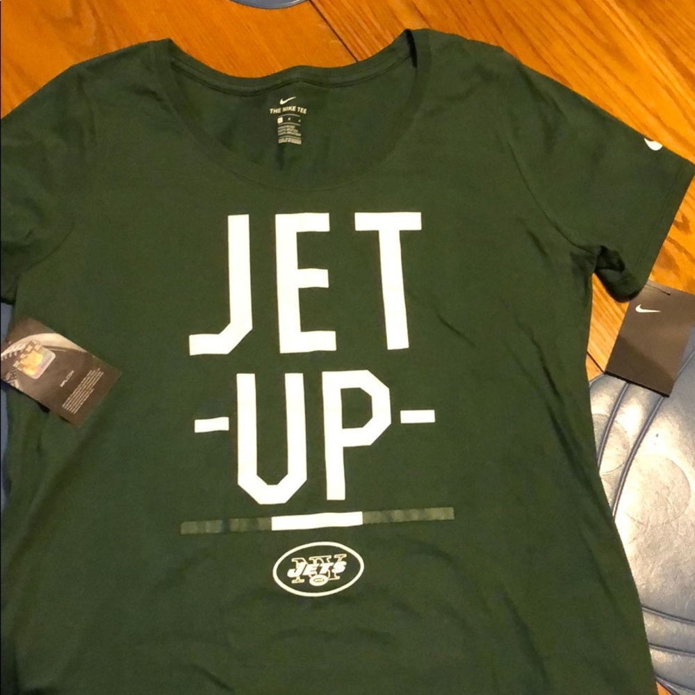 NY Jets t-shirt.